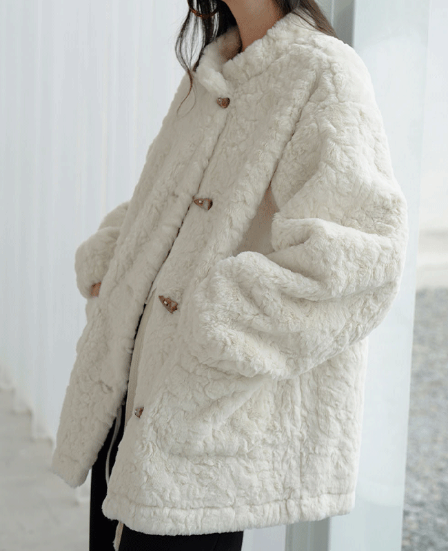 하이넥 양털 루즈핏 화이트 퍼 코트 털자켓